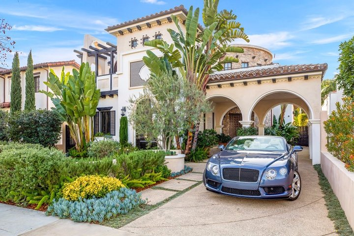 Explore the luxurious streets of Los Angeles where stunning homes and sleek cars tell stories of celebrity lives making every moment a snapshot of glamour and excitement.